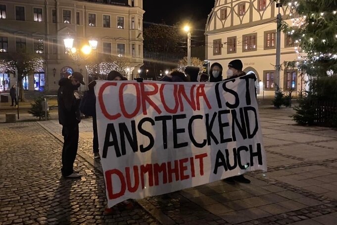 Bei kleinen Kundgebungen gegen die Coronaproteste wurde bereits mehrfach dieses Banner gezeigt. 