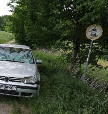 Demoliertes Auto steht immer noch in Lichtenstein - Nach wie vor steht der Wagen in Lichtenstein. Nur die polnischen Kennzeichen sind mittlerweile weg.