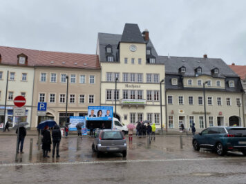 Demonstranten fordern Alternative zum Lockdown -  Trotz strömenden Regens hat auf dem Frankenberger Markt eine Versammlung der AfD-Stadtratsfraktion stattgefunden.