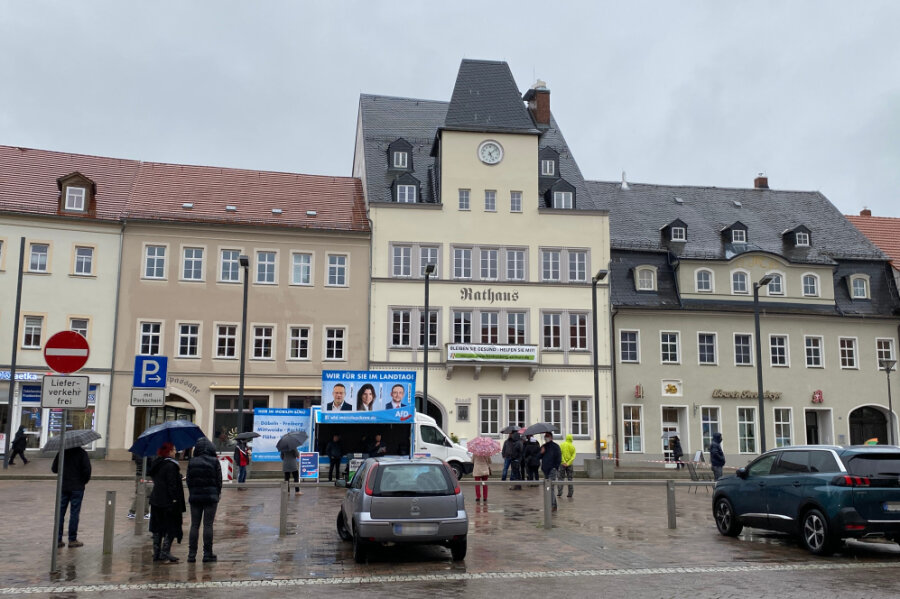 Demonstranten fordern Alternative zum Lockdown -  Trotz strömenden Regens hat auf dem Frankenberger Markt eine Versammlung der AfD-Stadtratsfraktion stattgefunden.