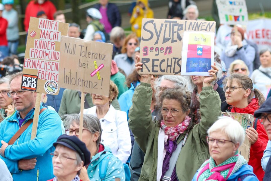 Demonstranten gehen auf Sylt gegen Rechtsextremismus auf die Straße - Demonstration gegen rechts in Westerland.