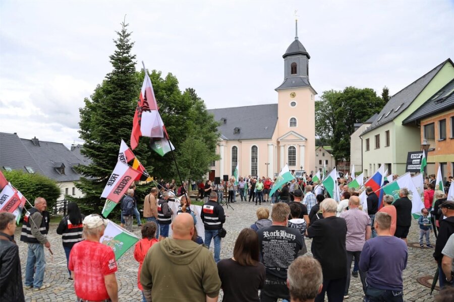 Demonstranten in Grünhain erhalten Unterstützung aus Greiz - Zum Protest in Grünhain gegen die Pläne zur Einrichtung eines Asylbewerberheims kamen gut 250 Leute.
