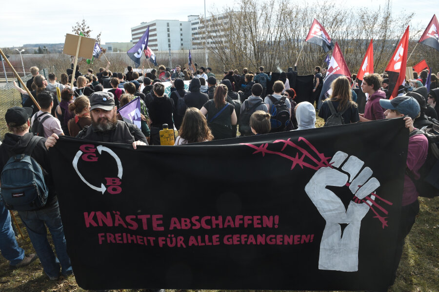 Demonstration am Chemnitzer Frauengefängnis - Die Demonstranten stellten die Forderung nach mehr Rechten für Gefangene.