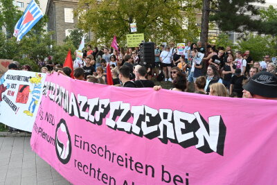 Demonstration endet überwiegend friedlich - Bei der Gegenaktion des Bündnis "Chemnitz nazifrei" versammelten sich etwa 300 Personen. 