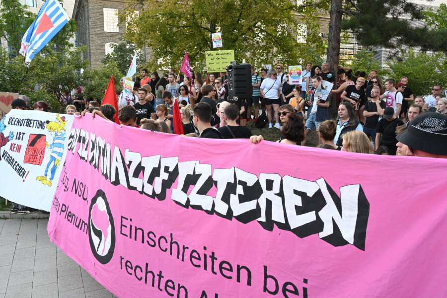 Bei der Gegenaktion des Bündnis "Chemnitz nazifrei" versammelten sich etwa 300 Personen. 