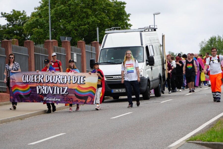 Demonstration für Queerness: Zweiter Christopher Street Day in Frankenberg - Annähernd 100 Personen haben am Samstag am Cristopher Street Day in Frankenberg teilgenommen.