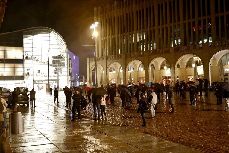 Demonstration gegen Coronaregeln und für den Weihnachtsmarkt - Etwa 50 Menschen haben am Freitagabend in Chemnitz für das Stattfinden des Weihnachtsmarktes und gegen die geltenden Coronaregeln demonstriert.