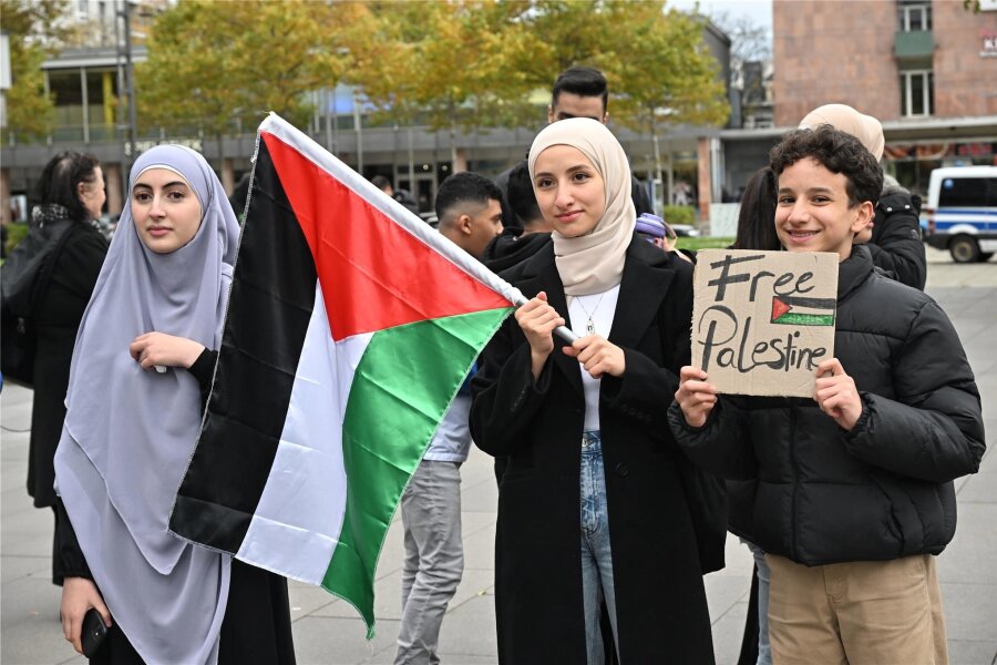 Demonstration gegen den Gazakrieg: Chemnitzer fordern sofortige Waffenruhe - Freiheit für Palästina: Teilnehmer einer Demonstration gegen den Gazakrieg am Samstag in Chemnitz.