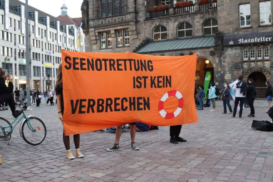 Demonstration in Chemnitz: Teilnehmer fordern Hilfe für Flüchtlinge - 