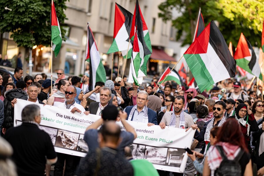 Demonstration zum Palästinenser-Gedenktag in Berlin - Der Gedenktag Nakba am 15. Mai erinnert an die Flucht und Vertreibung hunderttausender Palästinenser im ersten Nahostkrieg 1948 nach der Staatsgründung Israels.