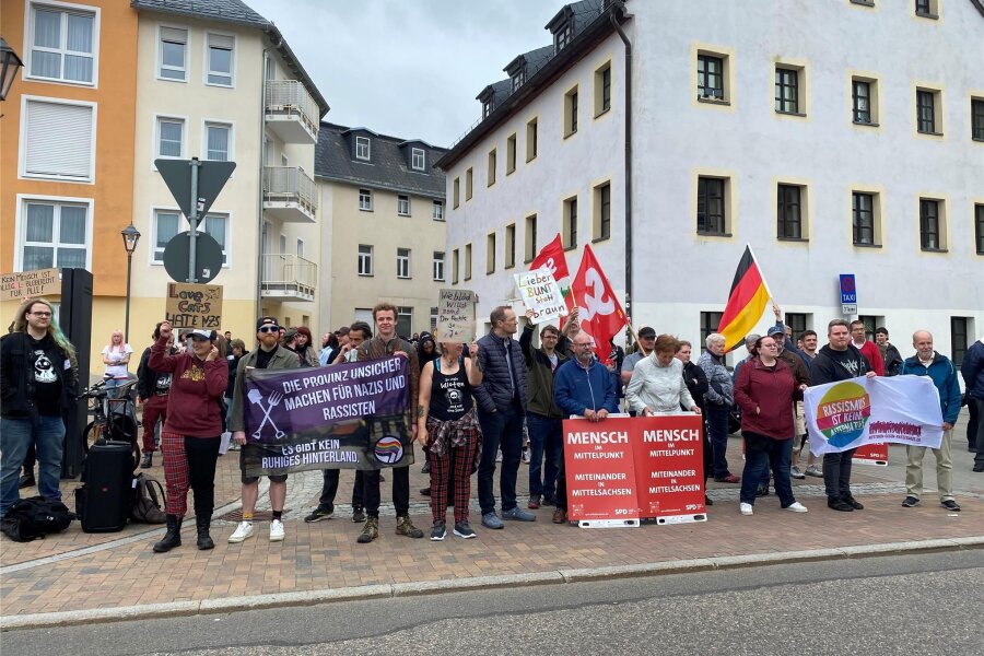 Demonstrationen für und gegen mögliche Asylwohnungen in Brand-Erbisdorf - Die Demonstration „Brand-Erbisdorf ist bunt“ auf dem Marktplatz.
