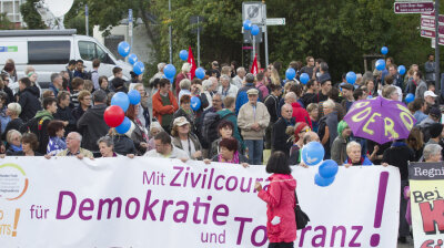 Demonstrationen in Plauen: Hunderte in der Innenstadt - Das Aktionsbündnis gegen Rechts und der Runde Tisch hatten zur Kundgebung am Wendedenkmal aufgerufen.