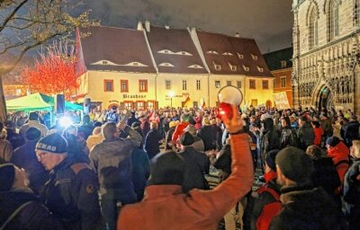 Demonstrationen in Zwickau rund um Kretschmer-Besuch - 750 Teilnehmer zählte die Polizei in Zwickau. Der Montagsprotest machte aber einen Bogen um das Rathaus. 