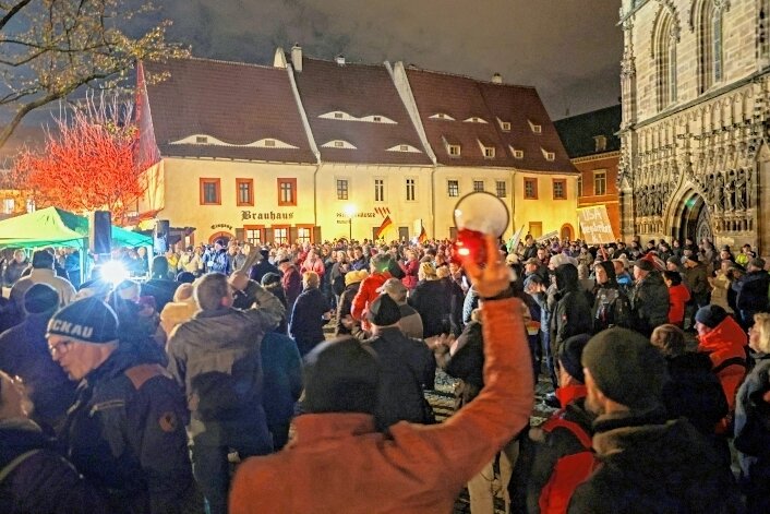 Demonstrationen in Zwickau rund um Kretschmer-Besuch - 750 Teilnehmer zählte die Polizei in Zwickau. Der Montagsprotest machte aber einen Bogen um das Rathaus. 