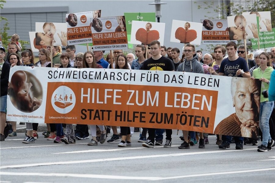 Demonstrationen zum Thema Abtreibungen: Schweigemarsch soll in Annaberg-Buchholz auf Protest treffen - Wie zuletzt 2019 - hier ein Archivfoto - soll am Samstag der Schweigemarsch für das Leben durch Annaberg führen. 