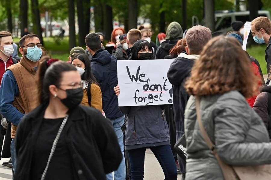 "We don't forget", wir vergessen nicht, steht auf dem Plakat einer Teilnehmerin der Kundgebung am Dienstag auf der Hartmannstraße. 