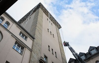Demontage des LED-Netzes am Plauener Rathausturm hat begonnen - 