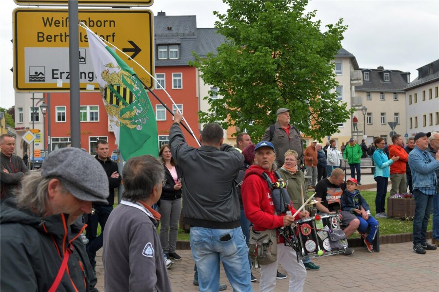 Demos für und gegen mögliche Asylwohnungen in Brand-Erbisdorf - Anhänger der Freien Sachsen protestierten am Freitagabend auf dem Markt Brand-Erbisdorf gegen die Unterbringung von Asylsuchenden.