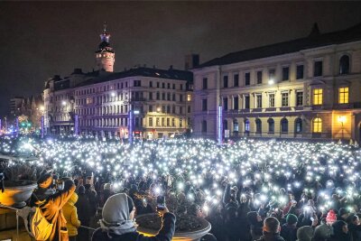 Demos gegen Rechtsextremismus: Hier wird am Wochenende protestiert - Leipzig, am 15. Januar: Zahlreiche Teilnehmer leuchten mit den Taschenlampen ihrer Handys während einer Demonstration vor dem Bundesverwaltungsgericht.