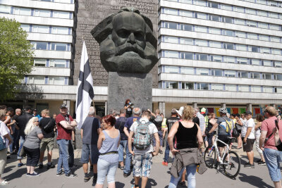 Demos in Chemnitz nach Streit im Stadtzentrum ohne Zwischenfälle - Etwa 50 Personen waren dem Aufruf der rechtsgerichteten "Bürgerinitiative Heidenauer Wellenlänge" zu einer Spontankundgebung am Karl-Marx-Monument gefolgt.