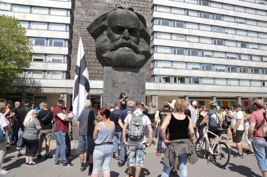Etwa 50 Personen waren dem Aufruf der rechtsgerichteten "Bürgerinitiative Heidenauer Wellenlänge" zu einer Spontankundgebung am Karl-Marx-Monument gefolgt.