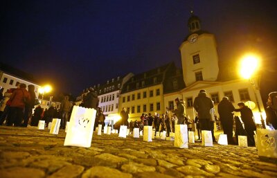 Demos in Glauchau und Meerane verlaufen friedlich - Zahlreiche "Lichter für Menschlichkeit" wurden von den Teilnehmern mitgebracht oder bereits vorab auf dem Glauchauer Markt aufgestellt.