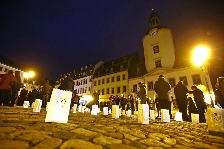 Demos in Glauchau und Meerane verlaufen friedlich - Zahlreiche "Lichter für Menschlichkeit" wurden von den Teilnehmern mitgebracht oder bereits vorab auf dem Glauchauer Markt aufgestellt.