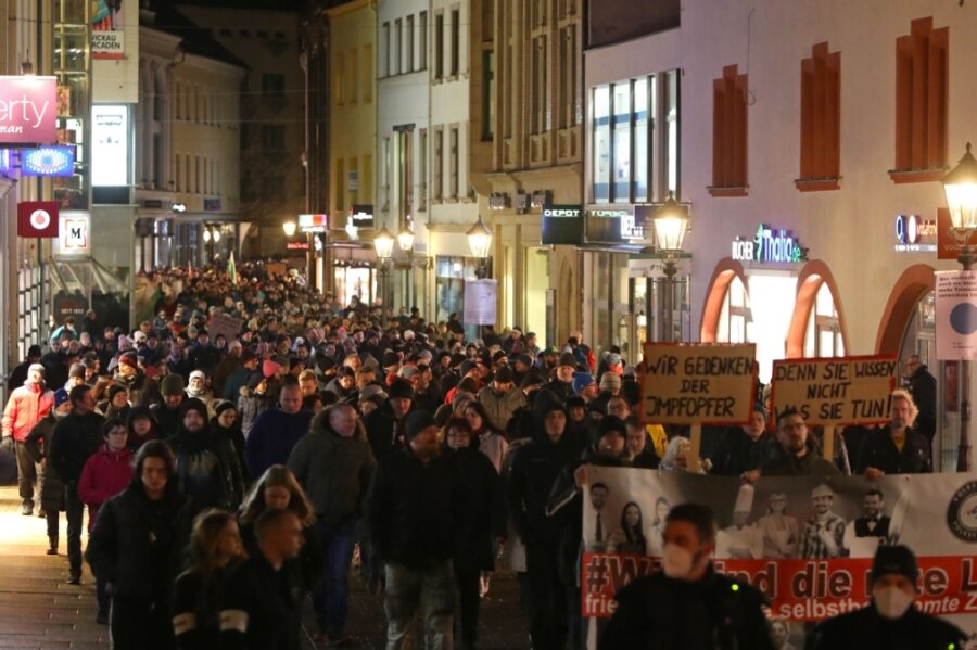 Im vergangenen Winter war die Resonanz bei den Coronaprotesten montags in Zwickau groß. Im Sommer versammelten sich weit weniger Menschen. Das könnte sich nun wieder ändern. Foto: Andreas Kretschel/Archiv