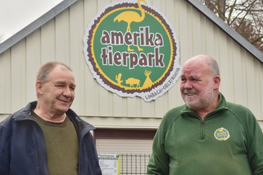 Nicht nur Tierparkleiter Uwe Dempewolf (re.) war in der Limbach-Oberfrohnaer Freizeiteinrichtung beschäftigt, auch sein Bruder Detlef. Zusammengerechnet war das Duo über 70 Jahre im Tierpark aktiv. Beide sagten jetzt ihrer Arbeitsstätte ade. 