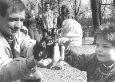 Dempewolf-Brüder sagen Tierpark ade - Kontaktfreudig: Uwe Dempewolf lässt gern auch mal - wie auf diesem Bild von 1993 - Kinder flauschige Kaninchen streicheln. 