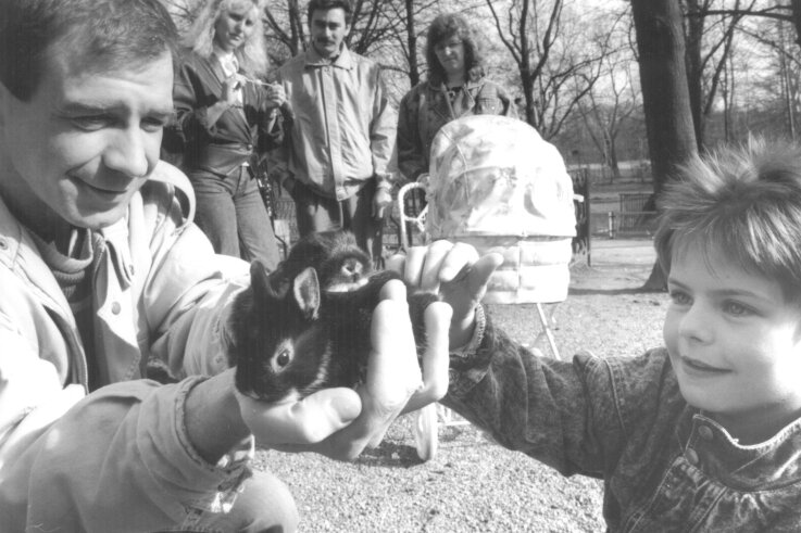 Kontaktfreudig: Uwe Dempewolf lässt gern auch mal - wie auf diesem Bild von 1993 - Kinder flauschige Kaninchen streicheln. 