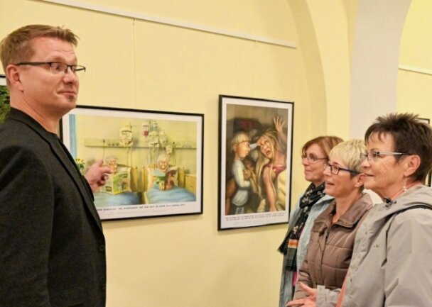Den Besuchern ein Grinsen ins Gesicht zaubern - Veit Schenderlein im Gespräch mit den Ausstellungsbesucherinnen Iris Reiz, Ina Reiher und Silvia Gündel-Büttcher (von links). 