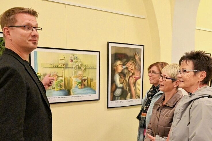 Veit Schenderlein im Gespräch mit den Ausstellungsbesucherinnen Iris Reiz, Ina Reiher und Silvia Gündel-Büttcher (von links). 