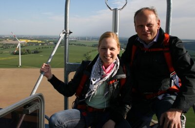 Rainer Sack und Tochter Mandy Bojack auf einer ihrer Windkraftanlagen in Weigmannsdorf