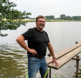 Den Fischen fehlt derzeit der Sauerstoff - Volker Fuhrmann von den Teichwirtschaften Fuhrmann und Schlegel zeigt sich am Großteich Schweikershain derzeit zufrieden. 