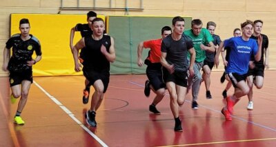 "Den Kindern und den Lehrern hat es Spaß gemacht" - Die Jungen der Altersklasse U15/16 beim Start des Rundenlaufes der Regionalmeisterschaft der Leichtathletik in Oederan. 