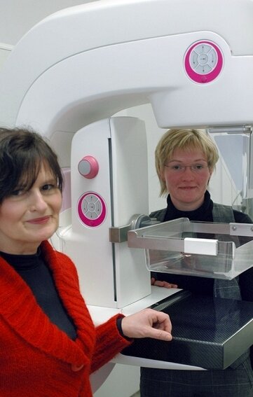 Den kleinen Tumor im Visier - 
              <p class="artikelinhalt">Die Röntgenassistentinnen Gabriele Enders (links) und Annett Baumann werden den neuen Mammomaten im Rodewischer Klinikum bedienen.</p>
            