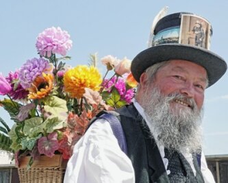 Den Mann mit den Blumen gab es wirklich - Bei Volksfesten wird der "Blumme-August" von Jürgen Albrecht (Foto) dargestellt. 
