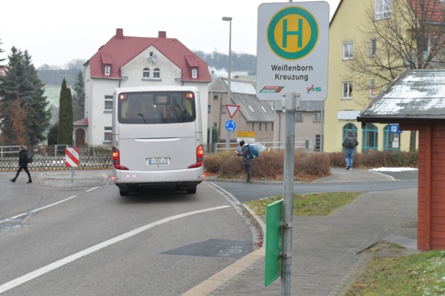 Den Menschen auf den Zahn gefühlt - Bushaltestelle am Kreisverkehr in Weißenborn: Es gibt den Wunsch, dass Busse öfter fahren; so auch nachts, am Wochenende und in den Ferien. Zudem wird der Ausbau der Busverbindung von Berthelsdorf gewünscht.