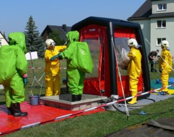 Den Oberhohndorfer Jungs ist nichts zu heiß - Die Angehörigen der Freiwilligen Feuerwehr Oberhohndorf proben den Umgang mit der Dekontaminierungseinheit. 