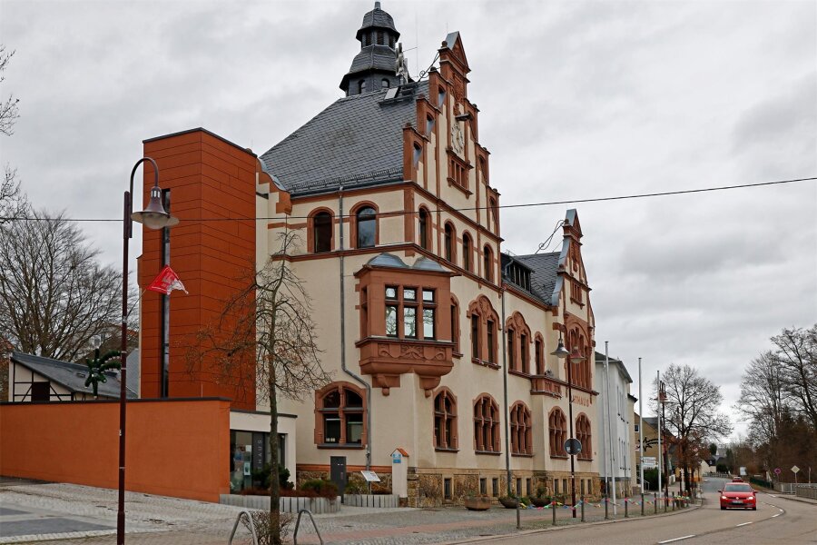 Den Oberlungwitzer Stadträten bereiten die Personalkosten Sorgen - Die Personalkosten der Stadtverwaltung im Oberlungwitzer Rathaus haben im Stadtrat für Diskussionen gesorgt.