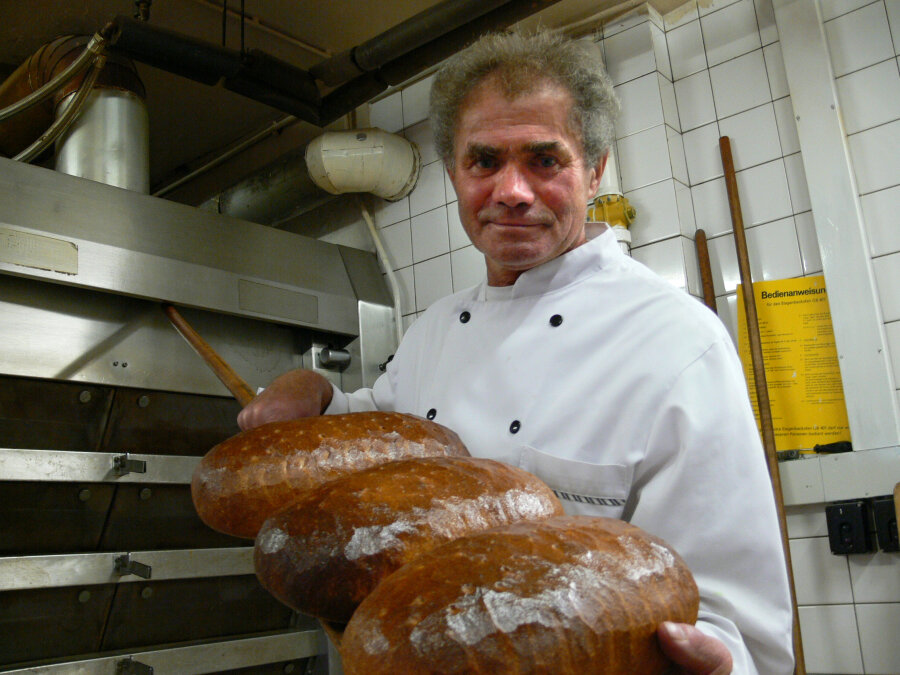 Den Planitzer-Bäck' kennt jeder in der Stadt - Hartmut Planitzer steht als vierter Bäckermeister in der Generationenfolge am Backofen.