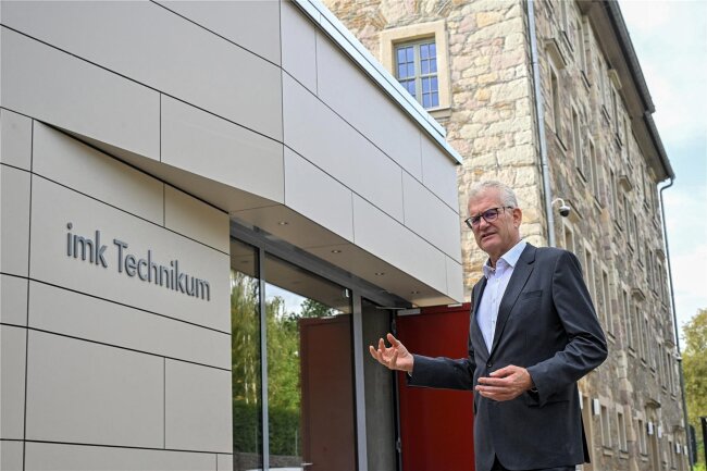 Denkfabrik im Grünen: Chemnitzer „Hidden Champion“ baut Entwicklungszentrum - 2,6 Millionen Euro hat IMK-Firmenchef Jens Trepte in das neue Technikum investiert. Davor rettete er die angrenzende ehemalige Spinnerei vor dem Verfall.