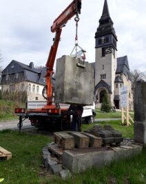 Denkmal: Anfang Juni Start für Neubau - Das alte Denkmal an der Tannenbergsthaler Kirche ist abgebaut.