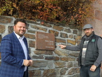 Denkmal für Neonazi-Opfer erneut geschändet - Der Meeraner Stadtrat Udo Friedrich (rechts) an der Metall-Gedenkplatte für Patrick Thürmer, die nun gestohlen wurde. 