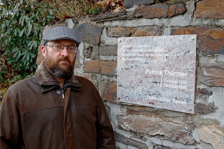 Der Meeraner Stadtrat Udo Friedrich an der Metall-Gedenkplatte für Patrick Thürmer, die nun gestohlen wurde. 