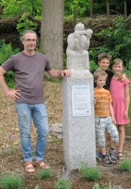 Denkmal für Umweltschützer in Erdmannsdorf - Maria Oswald durfte mit ihren Brüdern Karl und Kurt am 12. Juni das von Rolf Büttner gestaltete Denkmal enthüllen. 
