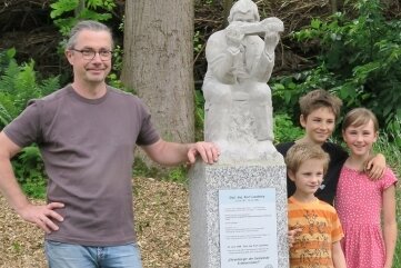 Denkmal für Umweltschützer in Erdmannsdorf - Maria Oswald durfte mit ihren Brüdern Karl und Kurt am 12. Juni das von Rolf Büttner gestaltete Denkmal enthüllen. 