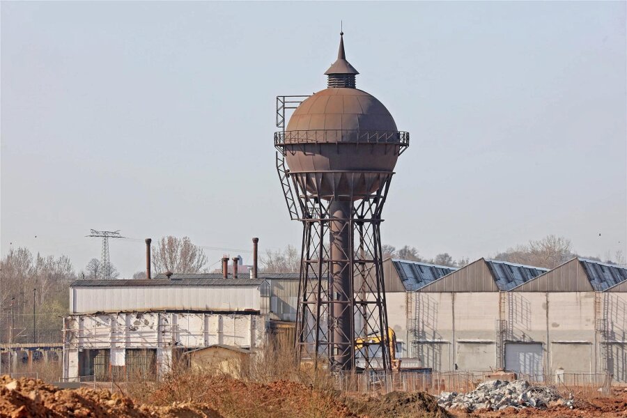 Denkmalgeschützter Wasserturm vom RAW-Gelände Zwickau hat eine ungewisse Zukunft - So sah der Wasserturm auf dem RAW-Gelände im Jahr 2018 mehrere Monate vor seinem Abriss aus.