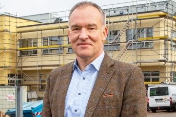 Denkmalschützer: Neubau stört den Blick auf Schlossensemble - Geschäftsführer Jörg Hilger vor dem Labor-Neubau. 